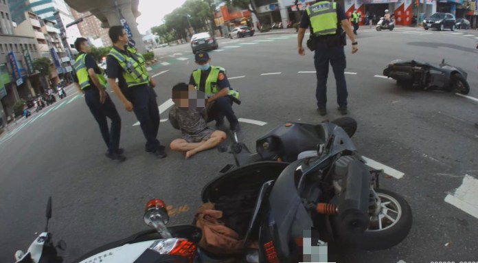 (移工酒駕肇逃被逮片)移工酒駕闖紅燈撞倒機車欲落跑 警壓制逮捕 74 | 社會 社會 記者爆料網