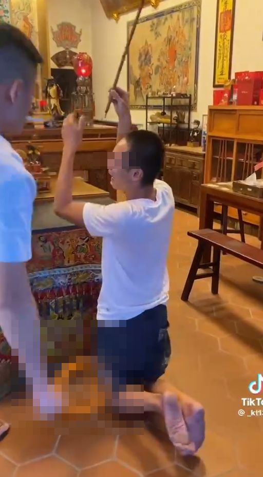 (動私刑片)疑偷宮廟香油錢被逮 男子跪神壇前遭塑膠水管抽打 65 1 | 社會 社會 記者爆料網