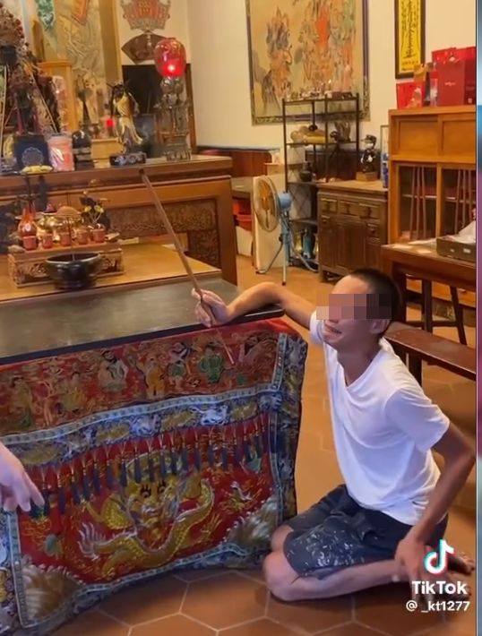 (動私刑片)疑偷宮廟香油錢被逮 男子跪神壇前遭塑膠水管抽打 66 | 社會 社會 記者爆料網