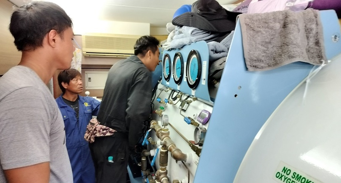 天使輪沉船住艙結構毀損影響平台船定位  目前持續清除住艙障礙物並進行鑽孔開始抽油