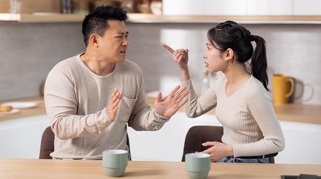 成人 積極 憤怒 懊惱 亞洲人 隨便 中國的 通訊 衝突 廚師 烹飪 複製空間 一對 危機 晚餐 失望的 離婚 國內 情緒化 家庭 女 食物 狂怒 手勢 家 丈夫 日本 廚房 韓國 生活方式 午餐 男性 男人 中年 人 問題 爭吵 關係 叫喊 一起 不快樂 煩惱 暴力 妻子 女人