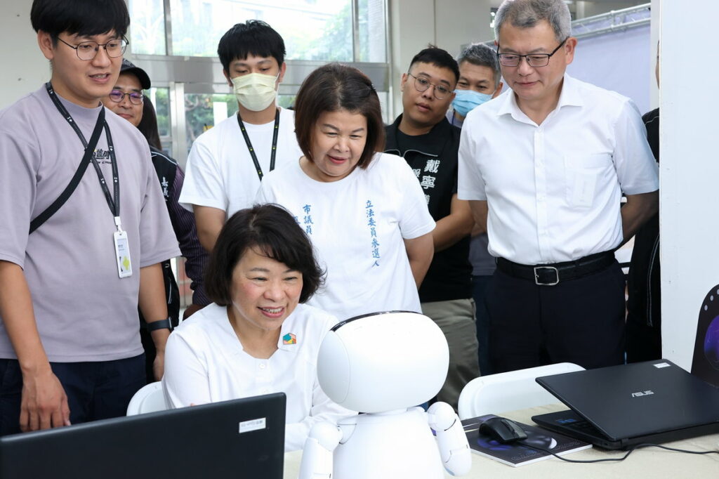 市長與機器人互動