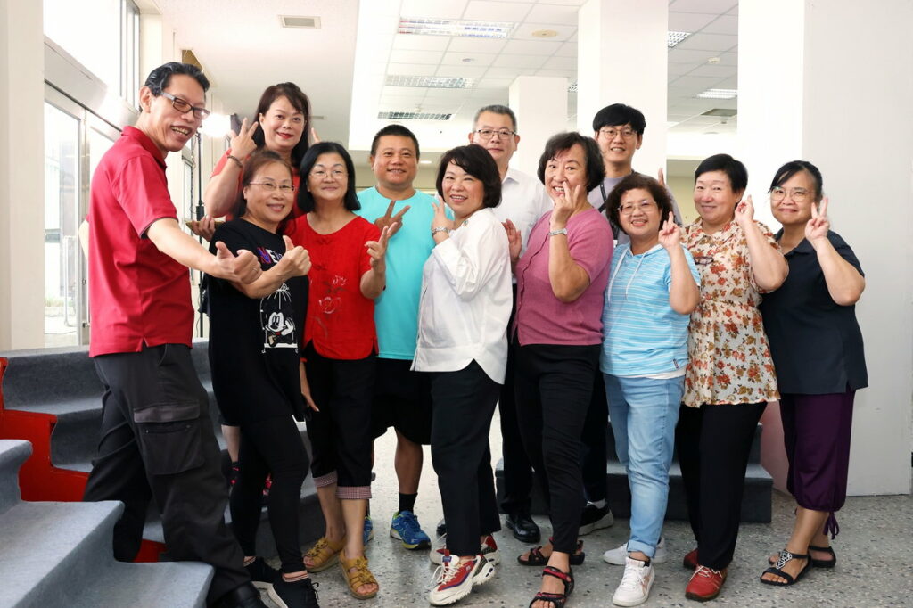 市長與數位攝影學員合影