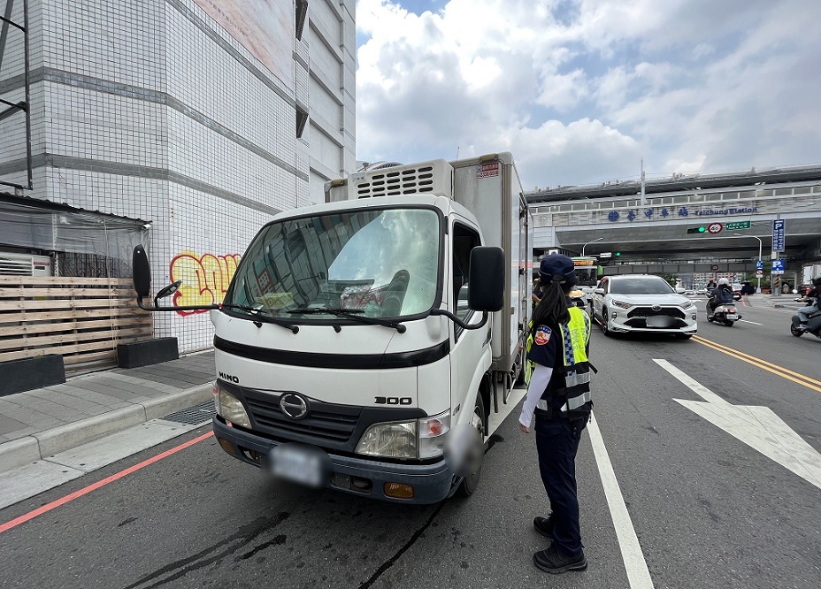 ▲圖說:立德所員警於巡邏時,發現有輛發動中的貨車停在路中 (圖/台中市政府提供)