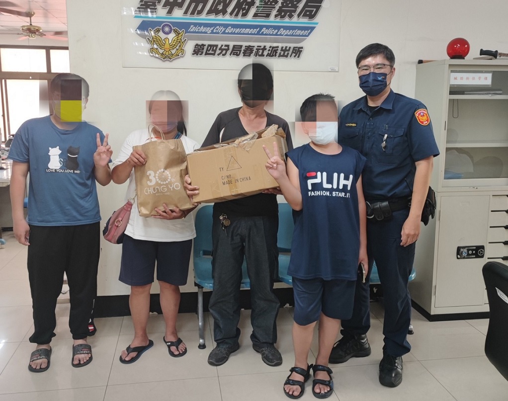 ▲圖說:警員陳宏霖尋獲失蹤人口並贈送關懷物資 (圖/台中市政府提供)