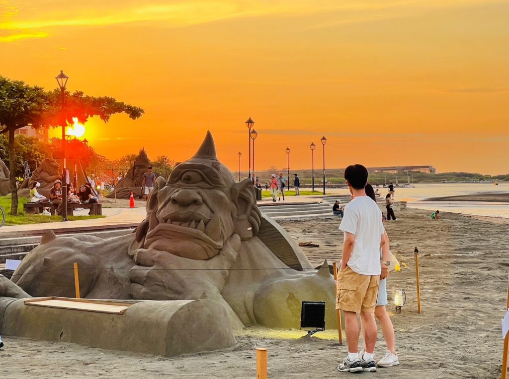 沙雕(希臘神話區)獨眼巨人展現神力。(圖/新北市政府提供)