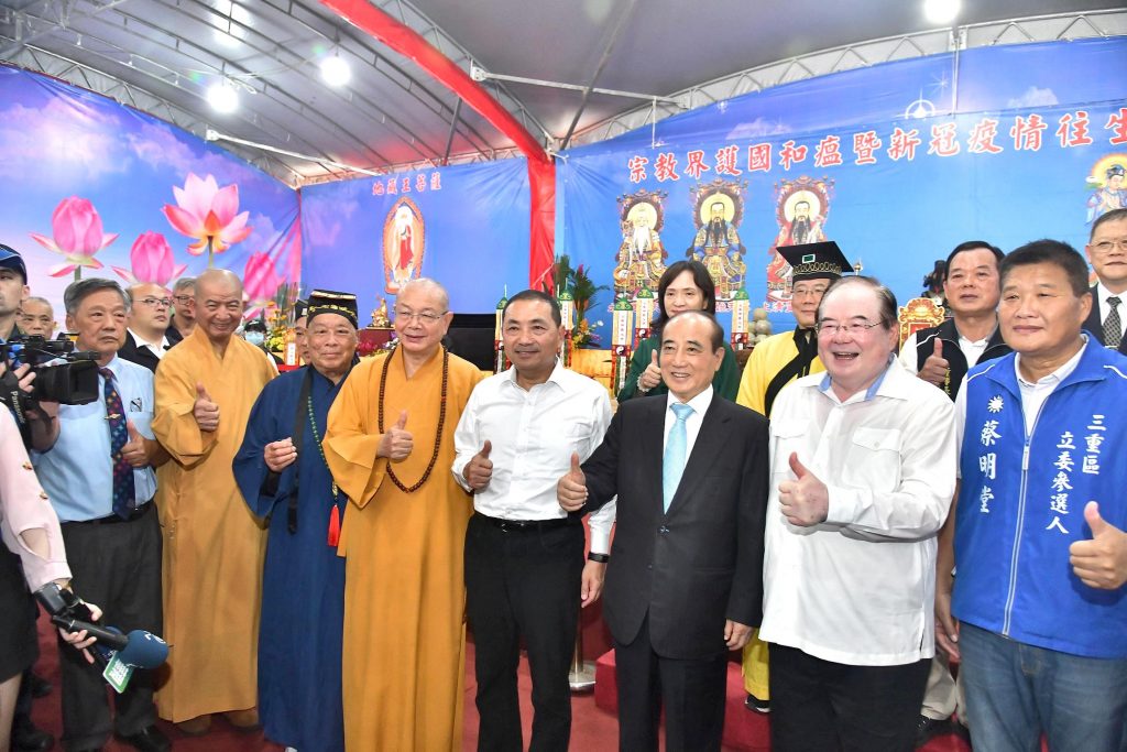 新北市長侯友宜與前立法院長王金平一同上香祈福。(圖/新北市政府提供)