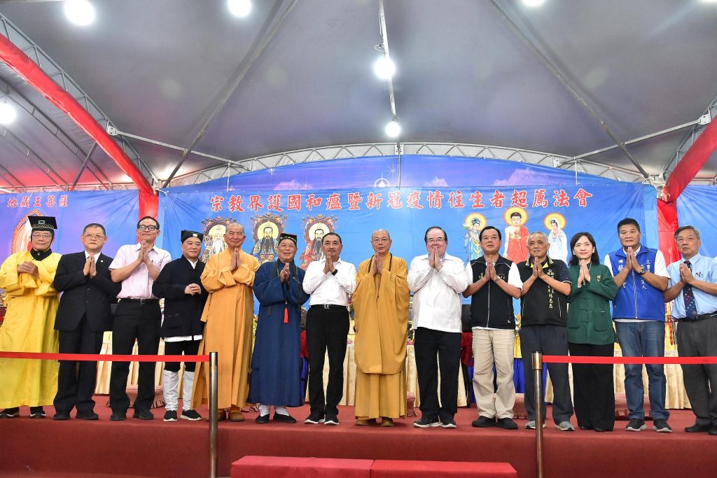 新北市長侯友宜與前立法院長王金平一同上香祈福。(圖/新北市政府提供)