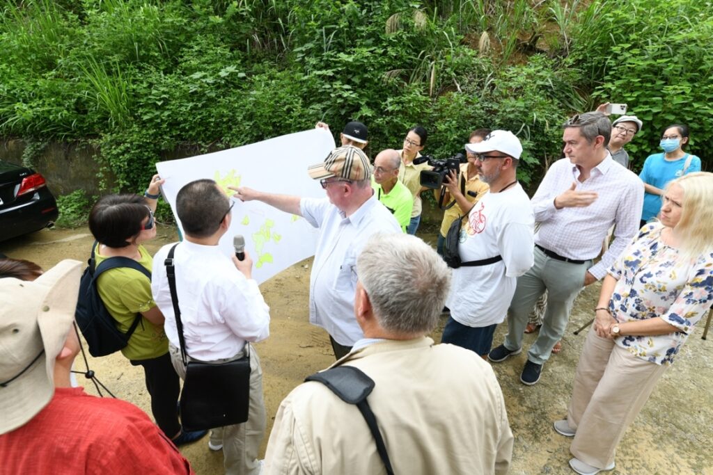 ▲歐美人權專家實地訪台,親自走訪苗栗山區,了解太極門案被違法拍賣土地的過程。(記者晨曦翻攝)