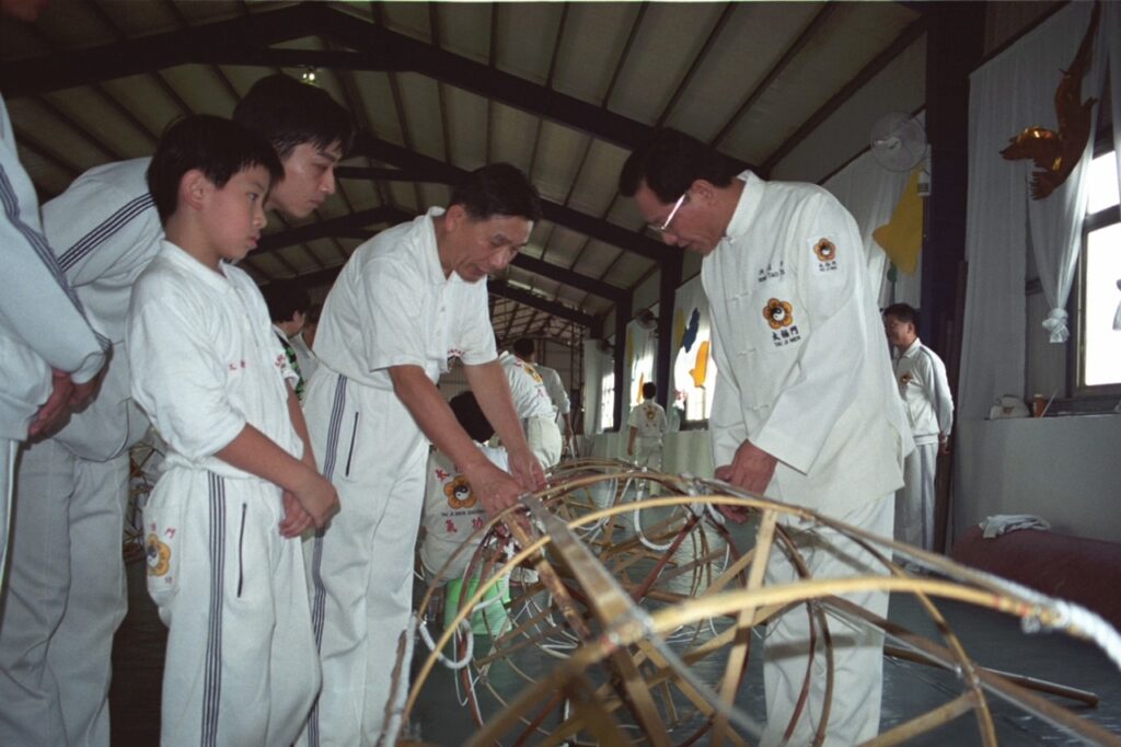 ▲太極門掌門人親自指導弟子如何一步步製作太極神龍。(記者晨曦翻攝)