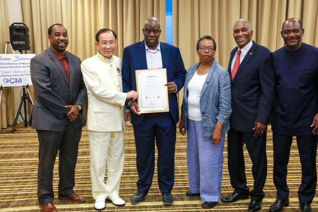 ▲洪博士頒贈文化交流感謝狀給塞內加爾蒂瓦瓦內市長(Mayor of Tivaouane, Senegal )Demba Diop Sy。（記者李欣翻攝）