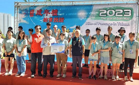 「成功啟航~穿越福爾摩沙」 成年禮學子搭船結訓 黃偉哲頒發結訓證書