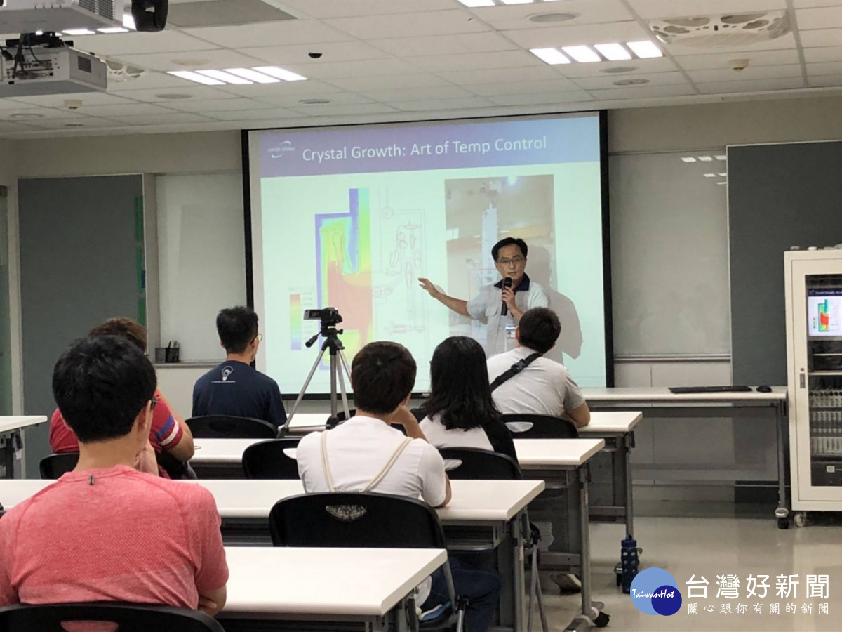 為更了解業界實務運作狀況,中原大學學生前往合晶科技參訪學習。