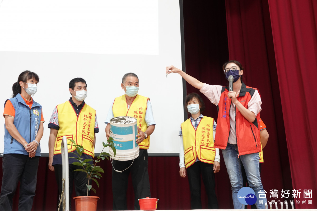 楊梅區公所舉辦「112年楊梅區登革熱防治清除孳生源里鄰衛教訓練」。