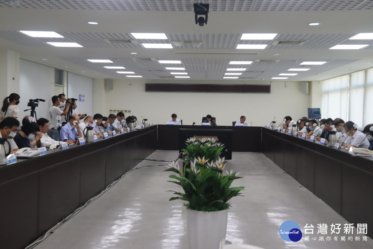 縣務會議中各相關單位就重建情況報告。(記者扶小萍攝)