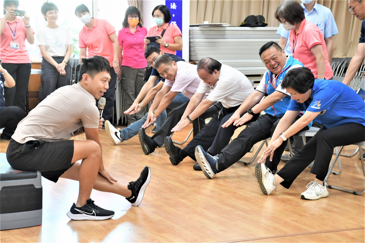 「健康鄉鎮市公所體適能檢測列車」第一站就是員林,體適能就是身體組成、柔軟度、肌力與肌耐力、心肺耐力,他笑稱體適能沒有一項及格。圖/記者鄧富珍攝