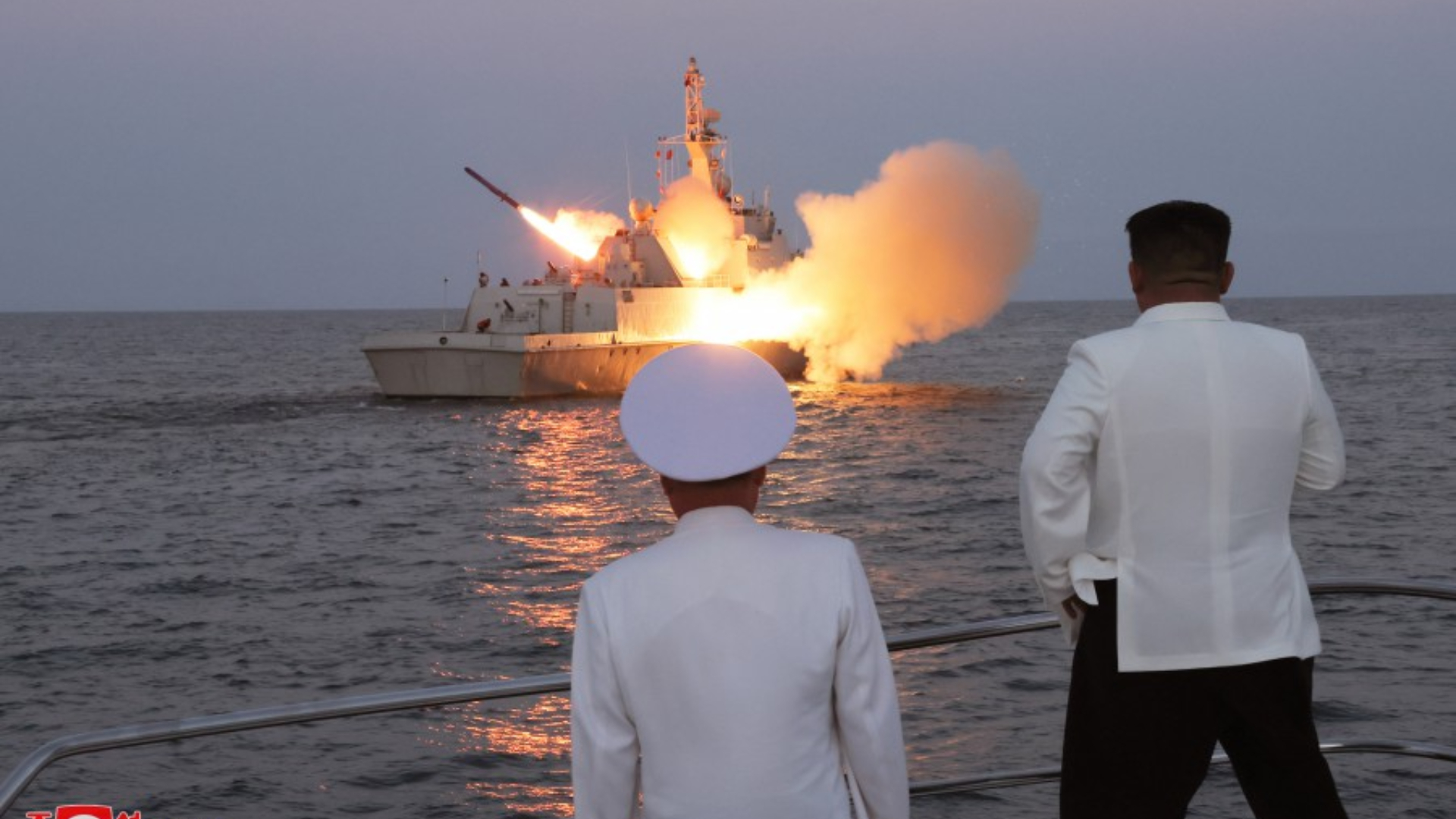 根據朝中社報導,領導人金正恩(右)在海軍軍艦上校閱戰略巡弋飛彈試射。翻攝朝中社網站