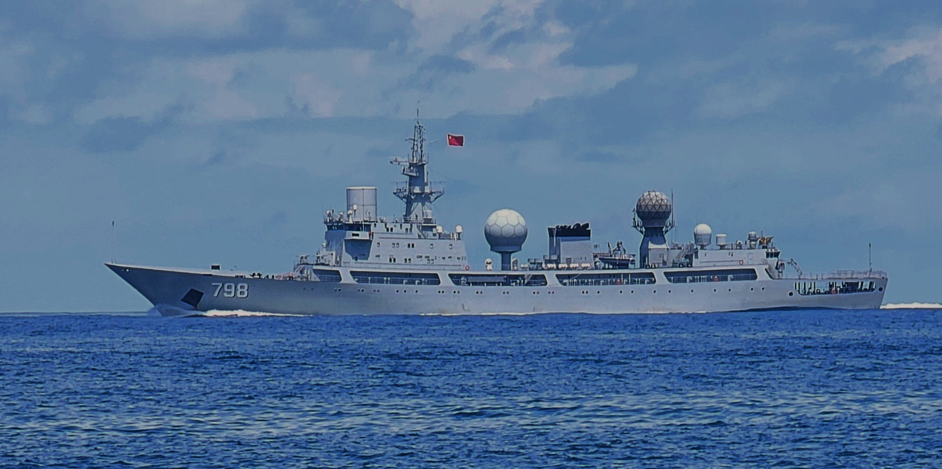 中共20日派815A型電子偵察艦舷號798(玉衡星號),在我東部海域偵搜.。TaiwanADIZ粉專提供