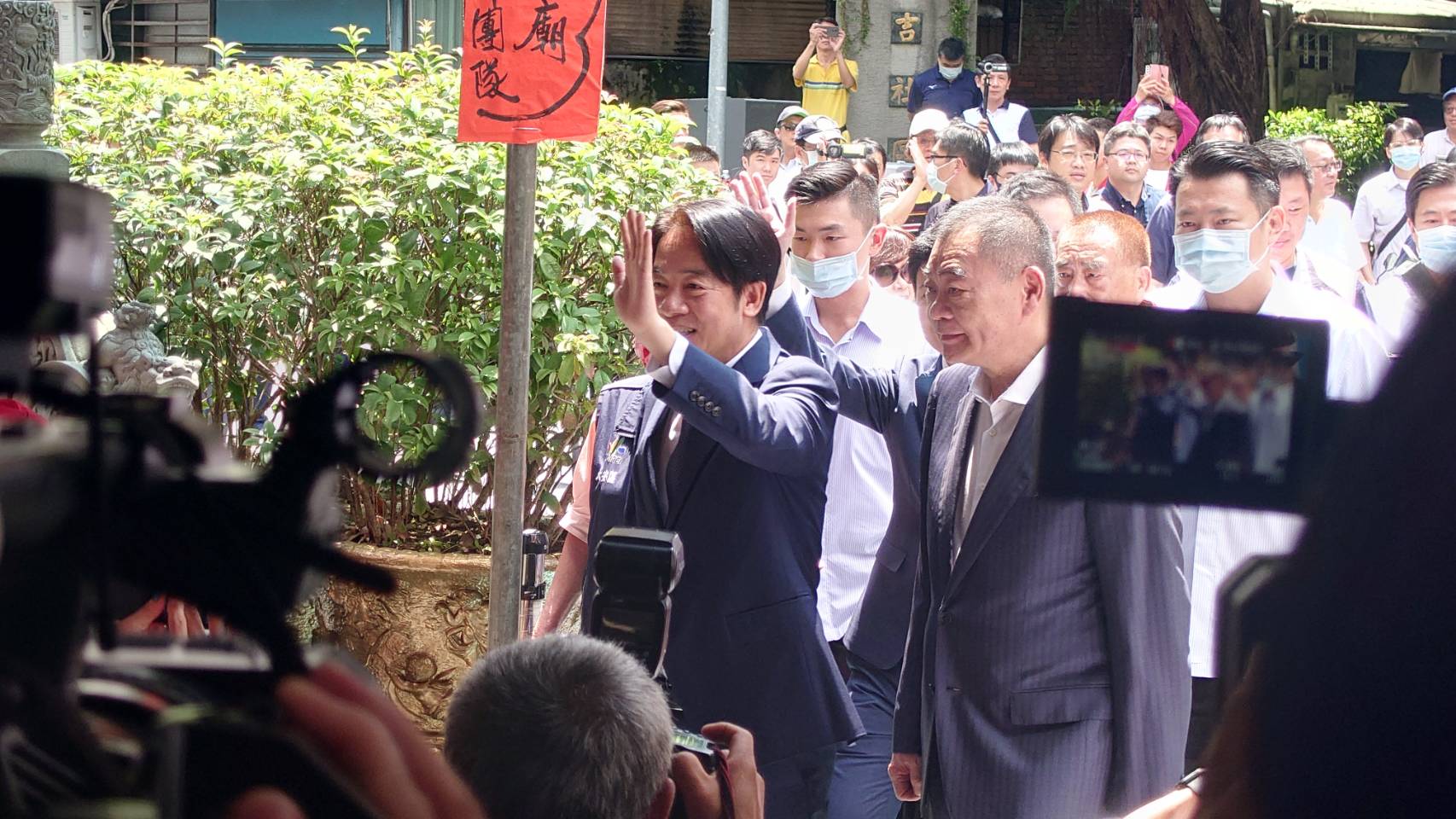 民進黨總統參選人賴清德赴火聖廟參香,國民黨籍台北市前議長陳錦祥(右)陪同,外界解讀拔樁。蘇聖怡攝