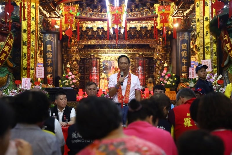鴻海集團創辦人郭台銘(中)20日到新北慈惠宮進行 「廟口開講」活動。中央社