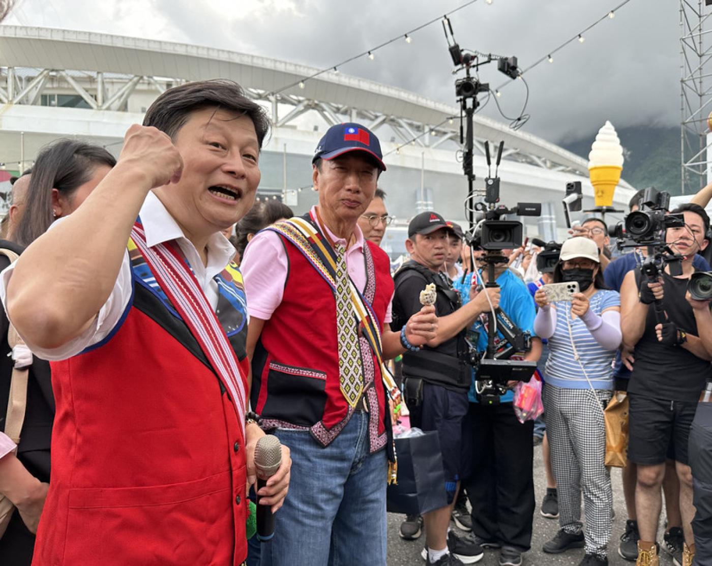 傅崐萁(左1)力挺郭台銘(左2)三隻小豬合作說,他表示,若在野持續分裂各自為政,「三隻小豬淪為豬頭三兄弟」。圖為郭台銘7月出席花蓮豐年節活動/中央社