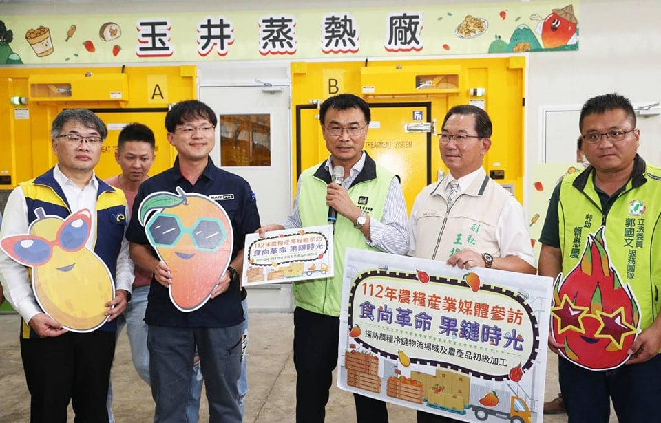 陳吉仲(中)表示,統計今年至7月底,台灣芒果外銷中國量僅占全國產量0.5%,對台影響有限。翻攝陳吉仲臉書