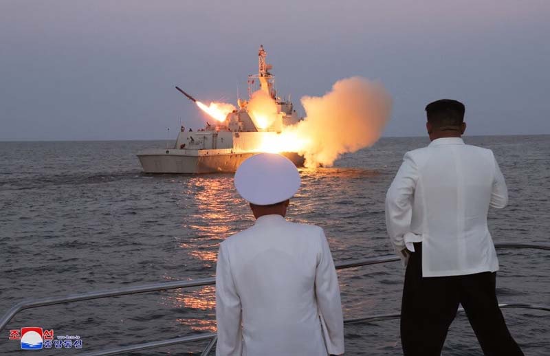 北韓領導人金正恩登艦視察飛彈試射。圖/取自朝中社