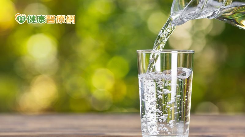 夏天預防熱傷害、水中毒! 水該怎麼喝才正確?
