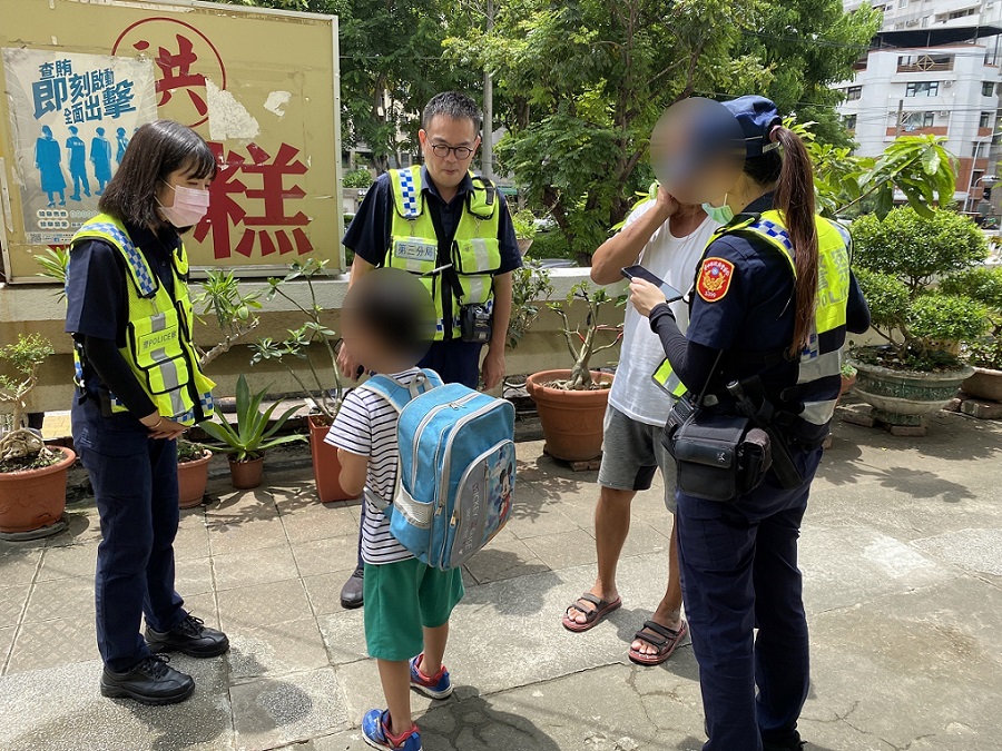 ▲圖說：7歲童背著包獨自遊蕩，熱心民眾誤以為男童迷途找來警方協助 （圖／台中市政府提供）