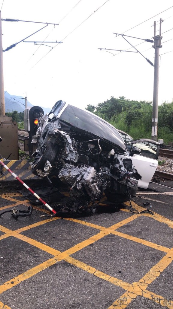 (更新自小客撞上列車影片)/花蓮自小客駕駛酒駕闖平交道撞上太魯閣號 駕駛送醫列車無人傷亡 70 花蓮自小客駕駛酒駕闖平交道撞上太魯閣號 駕駛送醫列車無人傷亡