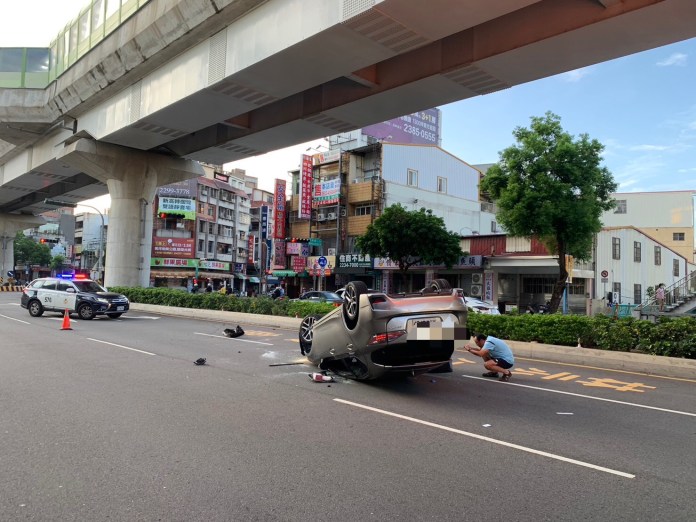 遇取締酒駕心虛落跑 男開百萬名車載妹自撞分隔島翻車 71 2 11 | 社會 社會 記者爆料網
