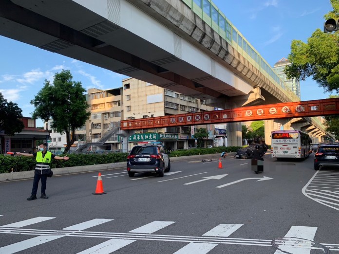 遇取締酒駕心虛落跑 男開百萬名車載妹自撞分隔島翻車 72 4 3 | 社會 社會 記者爆料網
