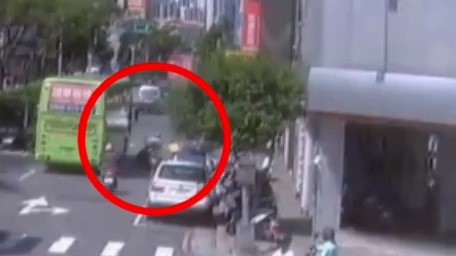 快訊/三重微胖男子持刀搶劫銀樓 1分鐘得手金項鍊飛車逃逸 77 512 7 | 社會 社會 記者爆料網