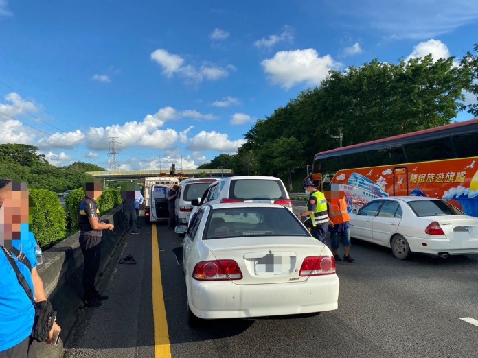 未保持安全距離釀禍! 國道1北向路段4車追撞車流回堵30分 76 4車追撞連環車禍,造成車流回堵,警方到場處理。民眾提供 | 社會 社會 記者爆料網