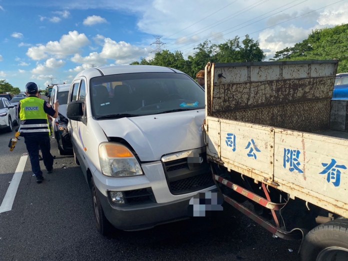 未保持安全距離釀禍! 國道1北向路段4車追撞車流回堵30分 74 1北向路段發生4追撞連環車禍。民眾提供 | 社會 社會 記者爆料網