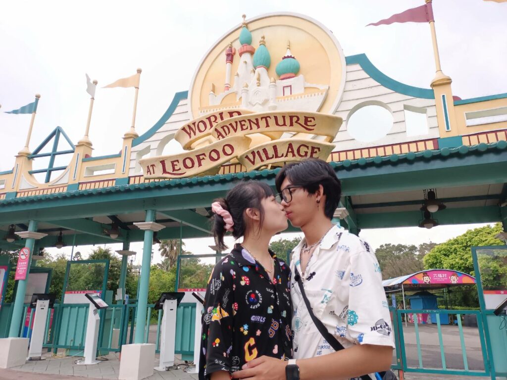 熱戀中的情侶到六福村現場只要深情地接吻十秒同樣享千元門票折扣，雙人入園暢玩同樣