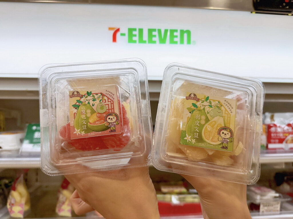 9月起將陸續推出嚴選老欉文旦、免剝皮的即食鮮果盒「麻豆剝皮文旦盒(售價59元)」,以及搭配紅柚的「麻豆雙色剝皮文旦盒(售價65元)」,為就近購買高品質水果、安心吃的最佳選擇。