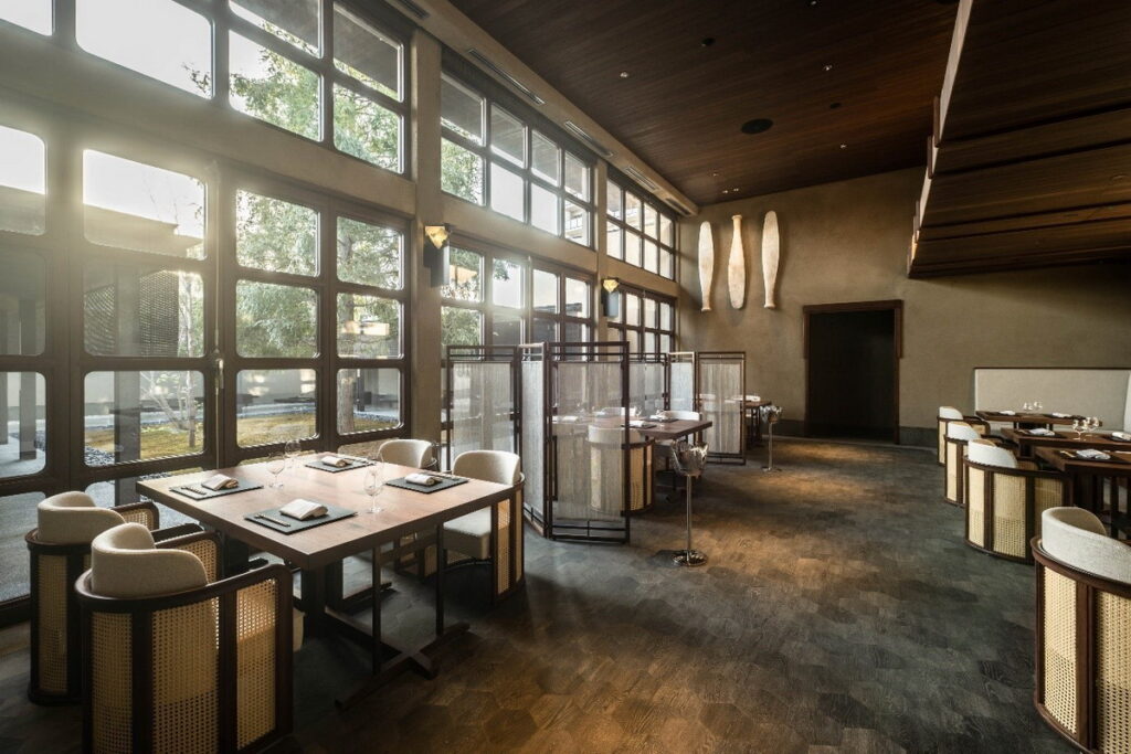 餐廳「食坊」風格質樸，讓賓客在優雅脫俗的空間中享受星級美食。