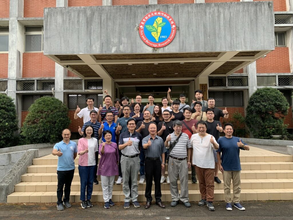 2023年百大青農與木柵青農鐵觀音製茶交流研習大合照。圖/茶改場