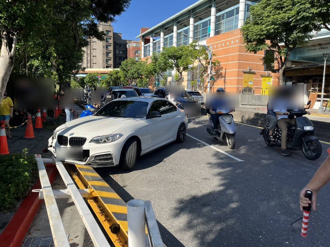 白色BMW自小客車自撞護欄現場。(記者張欽翻攝)