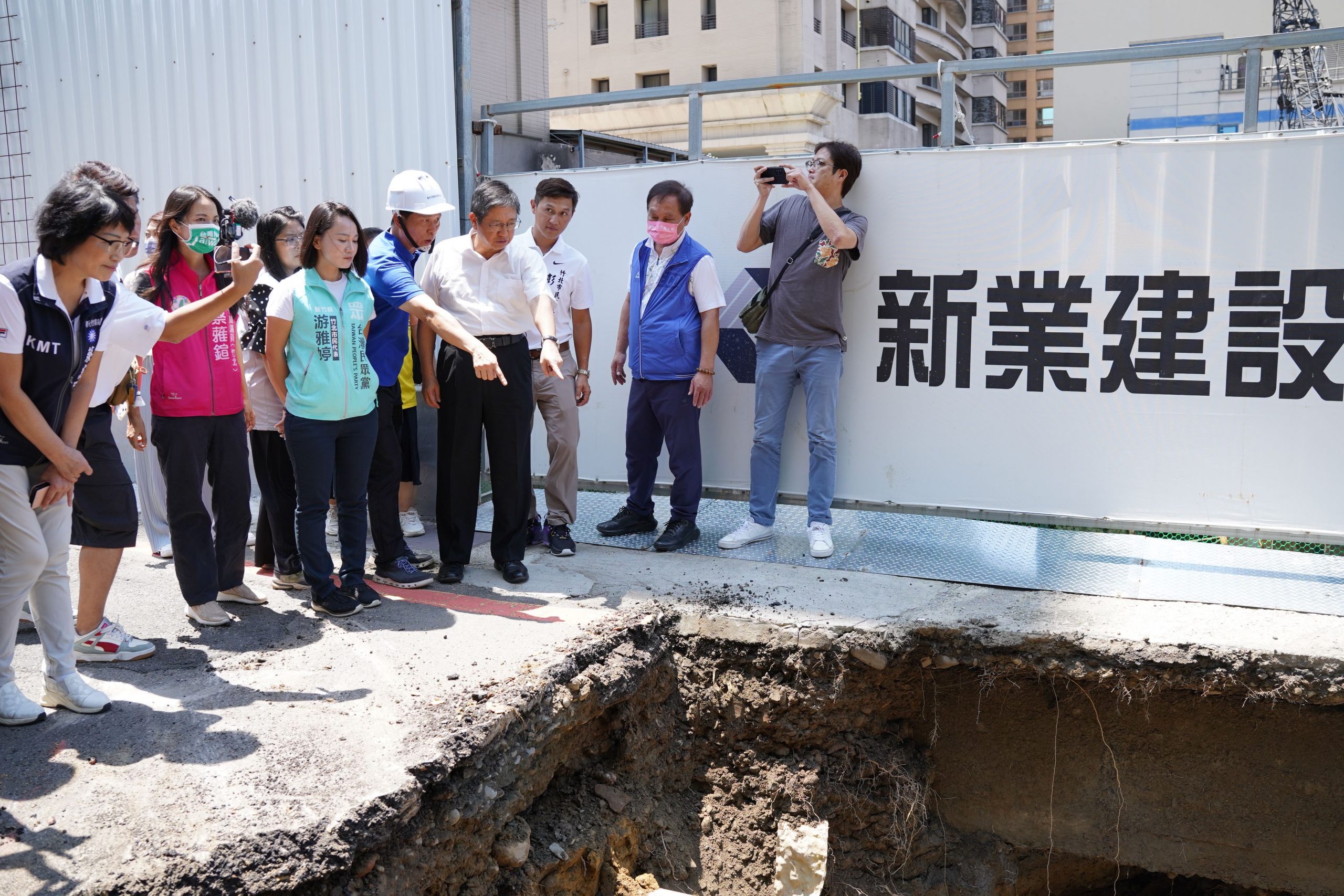 竹北建案旁路面坍塌搶修 楊文科勒令建案停工