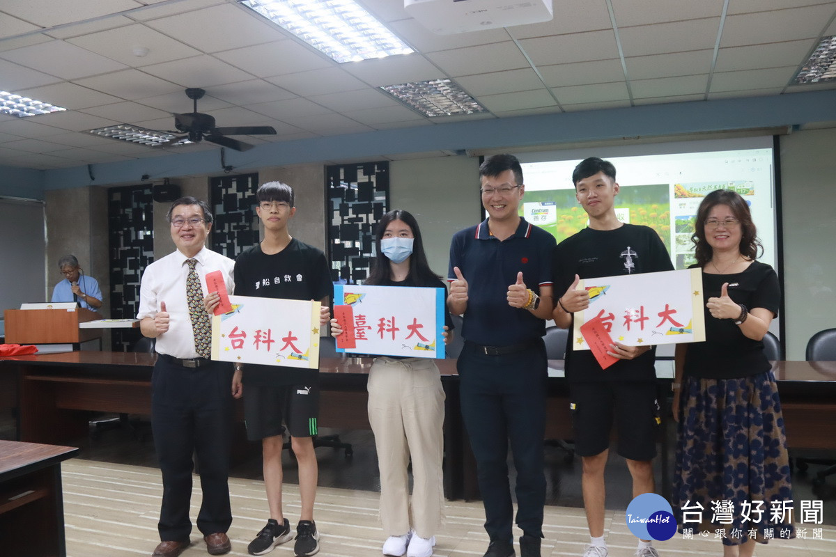 市長張嘉哲(右三)說同學是學弟妹的大榜樣。(記者扶小萍攝)