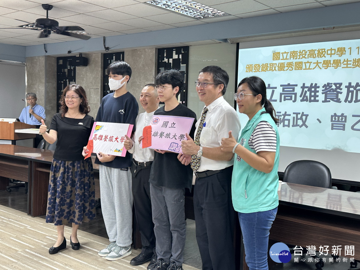 徐孟榆理事長(左一)向恒達會長(左三)恭喜同學。(記者扶小萍攝)