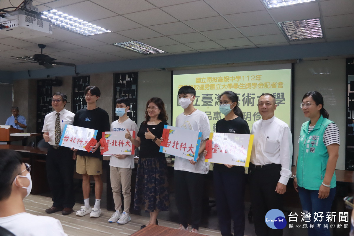 錄取台北科大同學接受頒獎學金。(記者扶小萍攝)