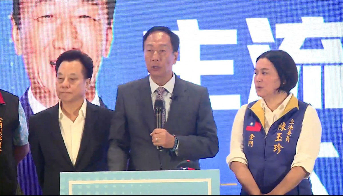 鴻海集團創辦人郭台銘（中）（22）日再訪金門，除出席「主流民意大聯盟」金門後援會成立大會外，更拋出籌備並成立「金門和平倡議基金會」，初步以2千萬美元（約合新台幣6.441億元）做為起始基金，推動金門為舉辦兩岸定期對話會議的場所…等8項事項。（圖／翻攝自郭台銘Facebook直播）