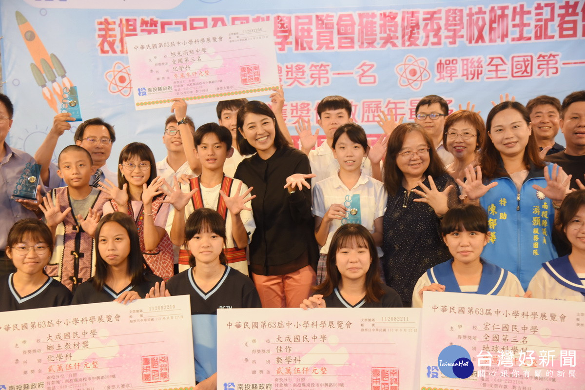 許縣長表揚全國科學展南投縣獲團體獎第一名。（縣府提供）