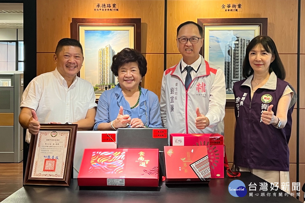 富享建設總經理蘇玉霜捐贈桃園市政府衛生局100萬元,由局長劉宜廉代表接受。
