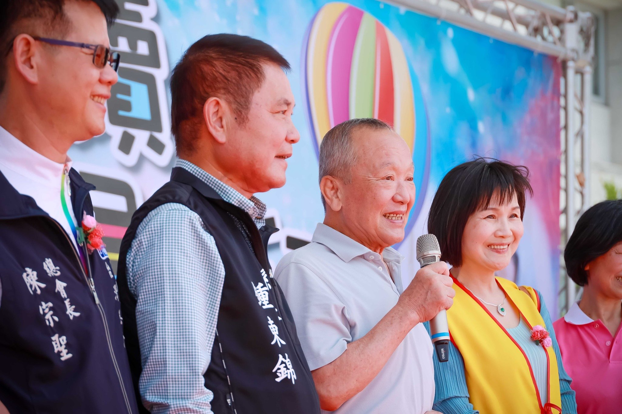 徐耀昌(中)22日凌晨在網路上發文,批評黨內少數決策、密室政治,宣布退出國民黨。翻攝徐耀昌臉書