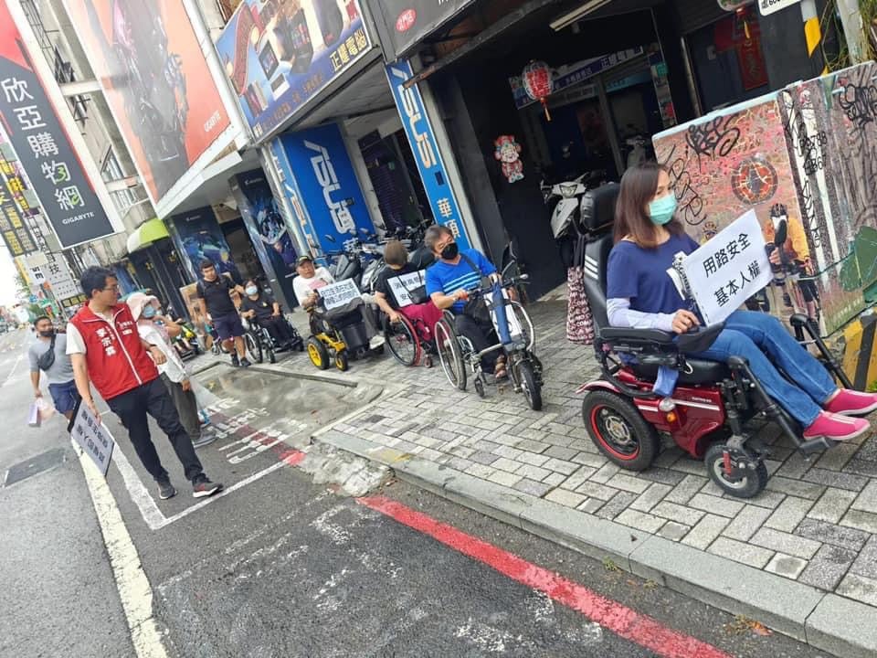 障礙者行經變電箱佇立在路中央的人行道,必須繞道而行,險象環生。台南市夢城自立生活協會提供