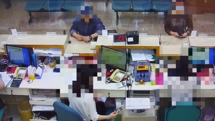 男控銀行領10萬掉包夾玩具鈔 結局打臉真兇是枕邊人 70 213 7 | 社會 社會 記者爆料網
